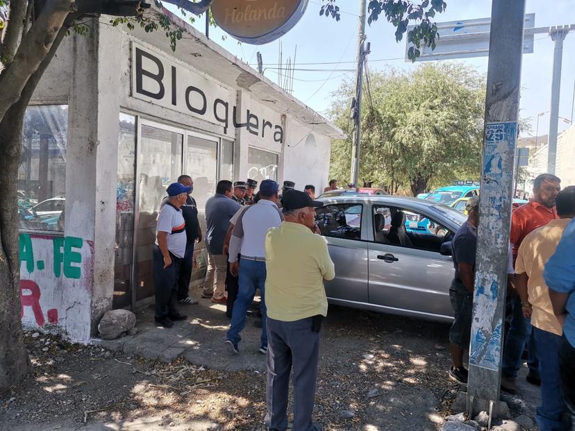 Taxistas de Izúcar detuvieron unidades de transporte pirata