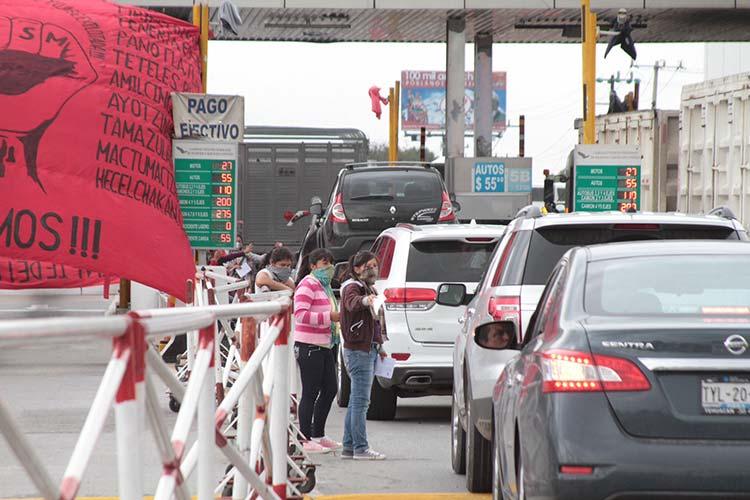 Normalistas toman caseta de Amozoc por caso Ayotzinapa