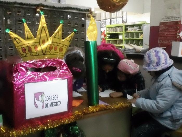 Taller para enseñar a los pequeños como escribir la carta a Los Reyes Magos