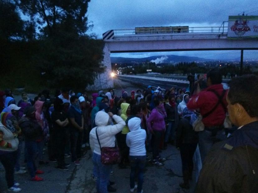 Normalistas intentaron tomar caseta Tlaxcala-Texmelucan