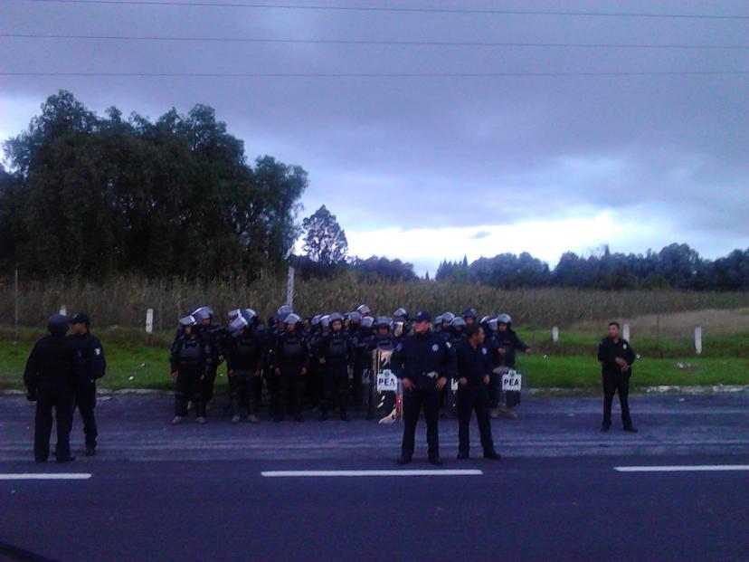 Normalistas intentaron tomar caseta Tlaxcala-Texmelucan