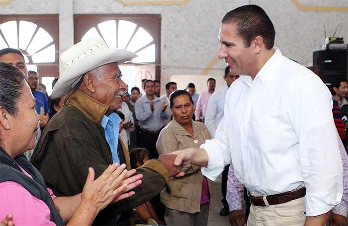 Entrega RMV motocultores en la Mixteca y firma convenio con Cacahuates Jicem