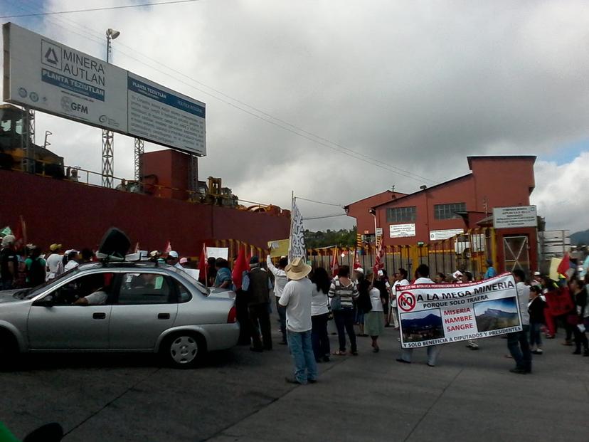 Marchan en Teziutlán contra minería y Ayotzinapa