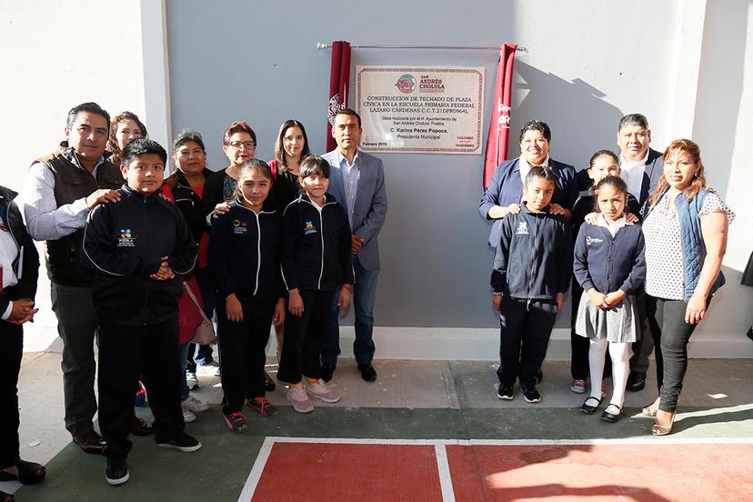 Entrega Karina Pérez primer techado de Plaza Cívica en escuela