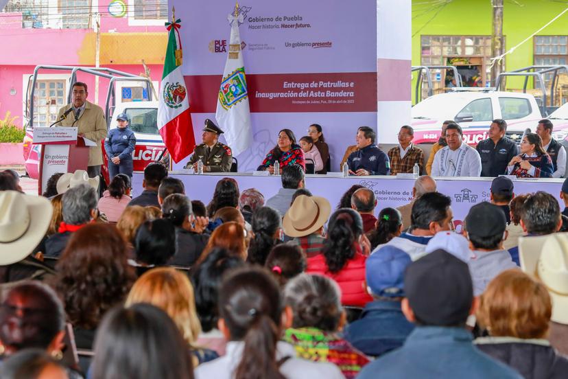 Todos quieren sea Julio... para terminar carreteras, bromea Sergio Salomón