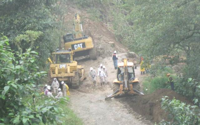 Supervisa subdirector de Pemex derrumbe en comunidad de Huauchinango