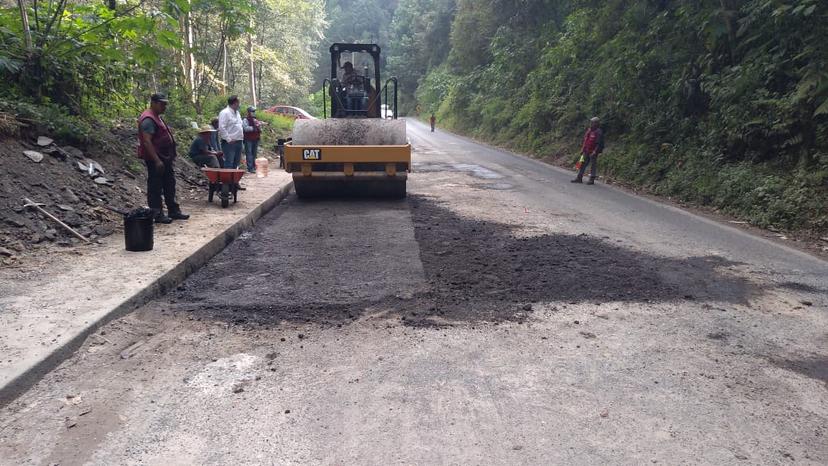 Gobierno bachea carreteras en municipios poblanos