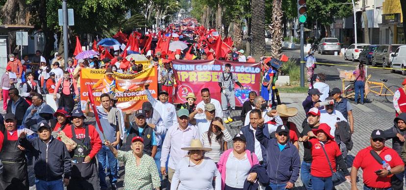 Marchan 10 mil antorchistas para conmemorar el 20 aniversario del sector comercial