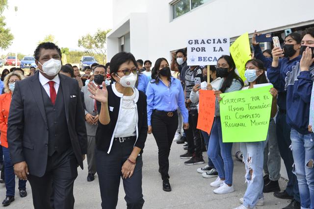 Entrega BUAP routers a estudiantes de complejos regionales