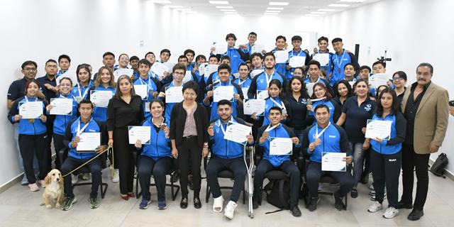 Entrega la rectora Cedillo becas a medallistas de la Universiada Nacional 2023