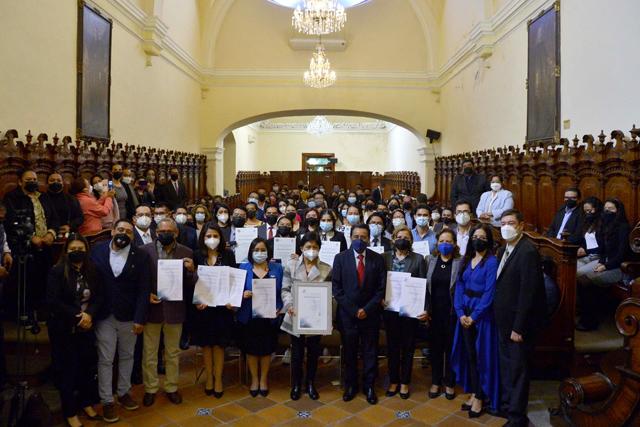 Entrega rectora Cedillo Premio Ceneval al Desempeño de Excelencia a 70 egresados BUAP