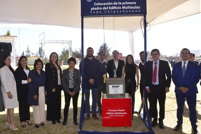 Cedillo coloca primera piedra de edificio Multiaulas en el Complejo Regional Norte