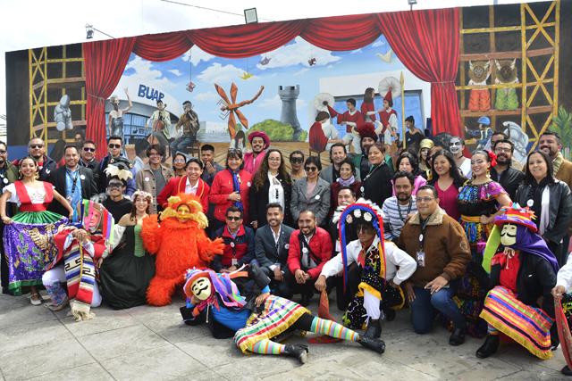 Rectora de la BUAP inaugura el mural CCU, 15 años de arte y cultura