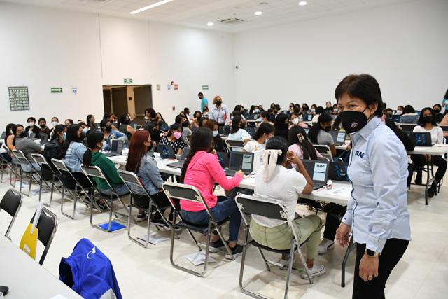 Lilia Cedillo supervisa aplicación del Examen de Admisión a la BUAP