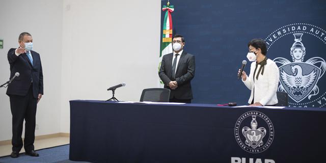 Lilia Cedillo toma protesta al nuevo contralor general de la BUAP