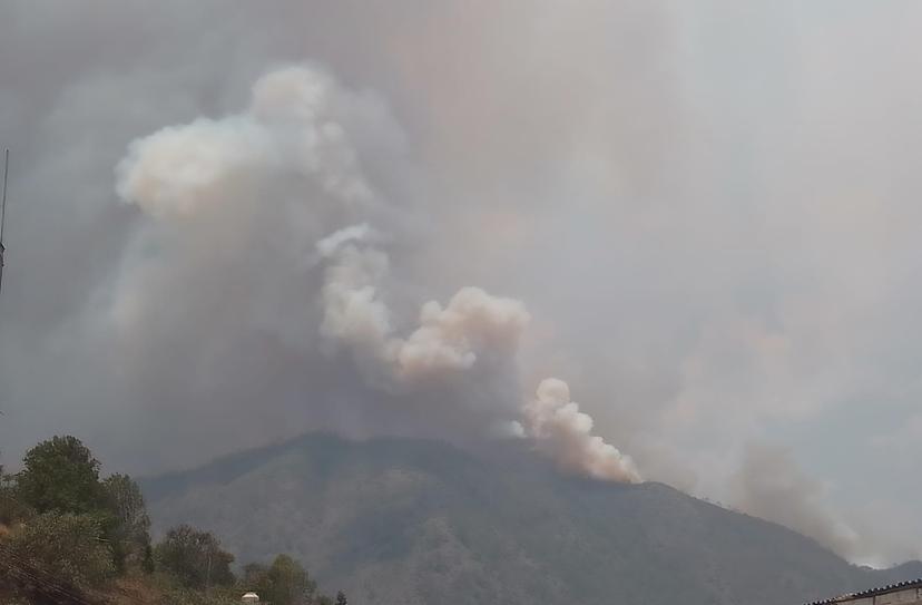 (FOTOS) Tetela de Ocampo: fuego salta de basurero y se convierte en incendio forestal