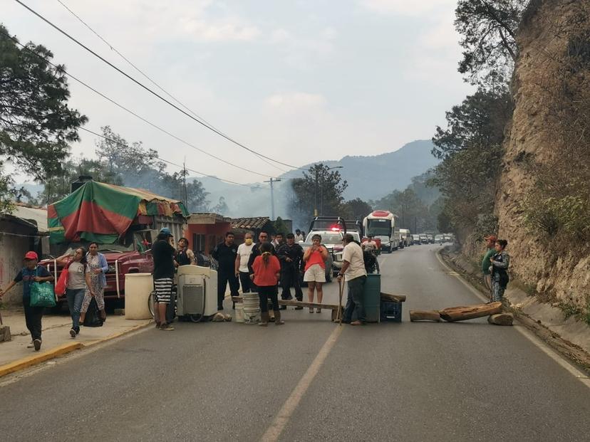 (FOTOS) Tetela de Ocampo: fuego salta de basurero y se convierte en incendio forestal