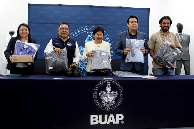 Entrega Cedillo uniformes a personal administrativo y académico de la BUAP