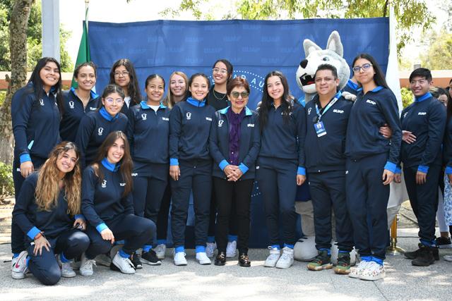 Rectora Cedillo entrega uniformes a delegación de deportistas BUAP