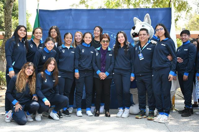 Rectora Cedillo entrega uniformes a delegación de deportistas BUAP