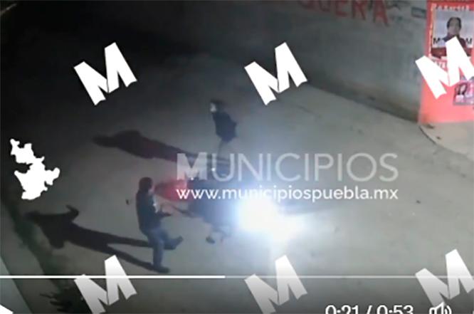 VIDEO A punta de pistola le quitan su moto en Amozoc