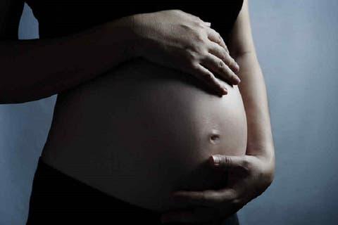 Bebés nacidos de madres con COVID muestran deficiencias en desarrollo neurológico