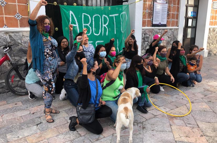 Colocan mujeres de Atlixco manta pro aborto en Palacio Municipal