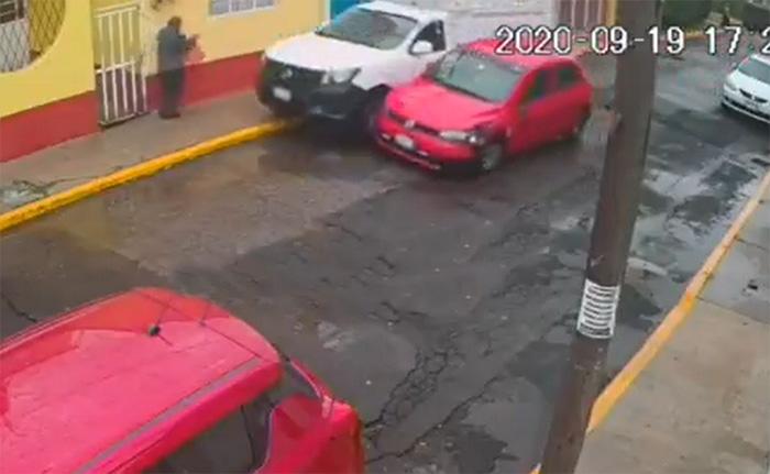 VIDEO Juegan carreritas, chocan y casi atropellan a abuelito en Puebla