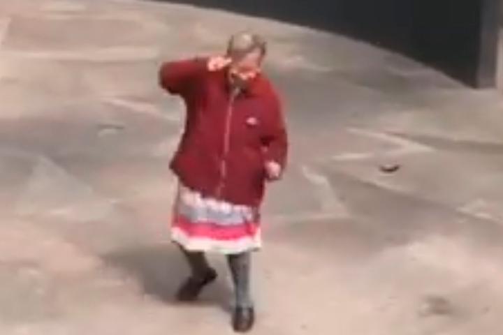 VIDEO Abuelita se hace viral por su forma de bailar rock