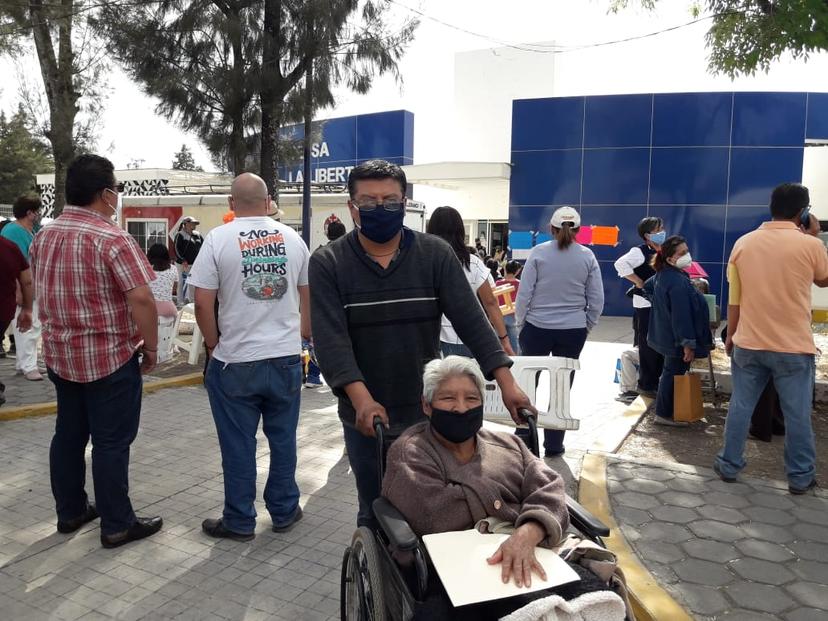 Que Dios nos preste vida con la bendición de la vacuna, relatan abuelitos poblanos