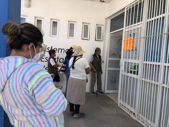 Vacunan contra Covid a abuelitos en Santa Isabel Cholula