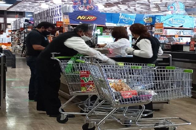 Regresan abuelitos a empacar a supermercados de Puebla capital