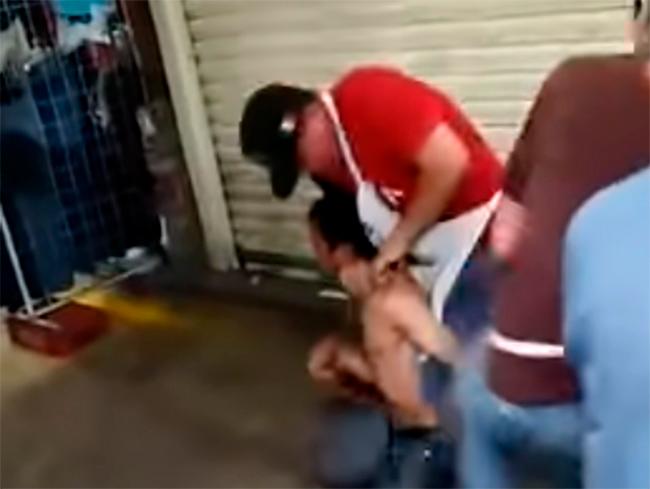 VIDEO Golpean y se burlan de discapacitado en mercado