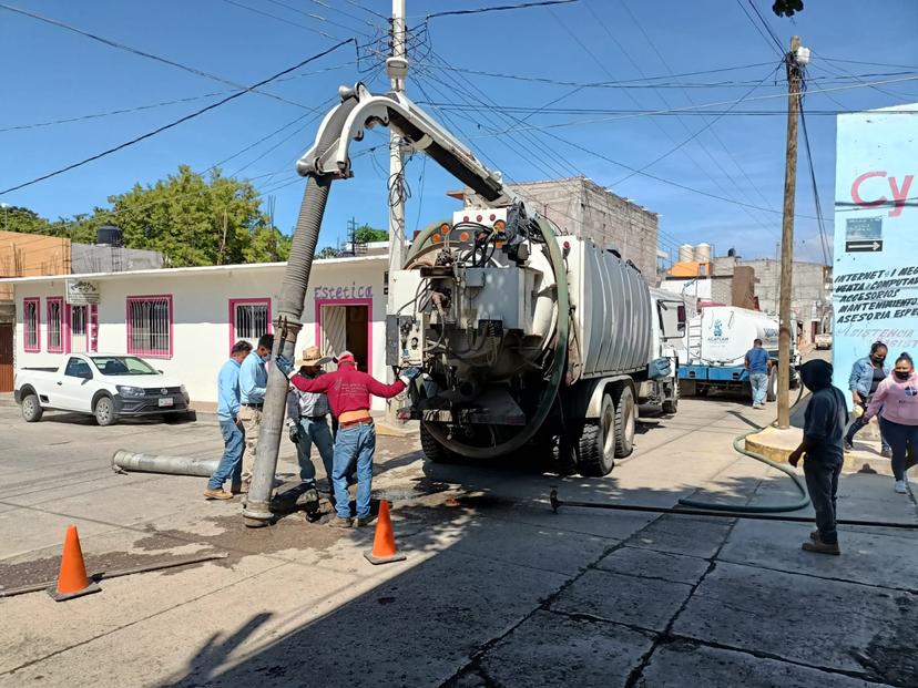 En Acatlán, CEASPUE desazolva sistemas de alcantarillado y fosas sépticas