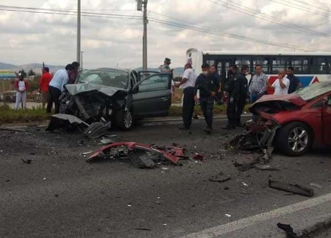 Quiso rebasar autobús y se impactan de frente con otro auto en la Acajete-Amozoc