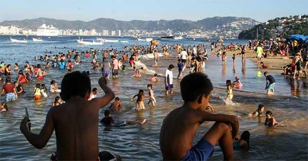 A pesar de semáforo rojo chilangos se lanzan a Acapulco