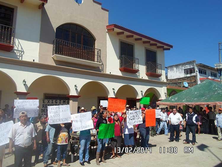 Inconformes con resultados electorales bloquean accesos a Acateno