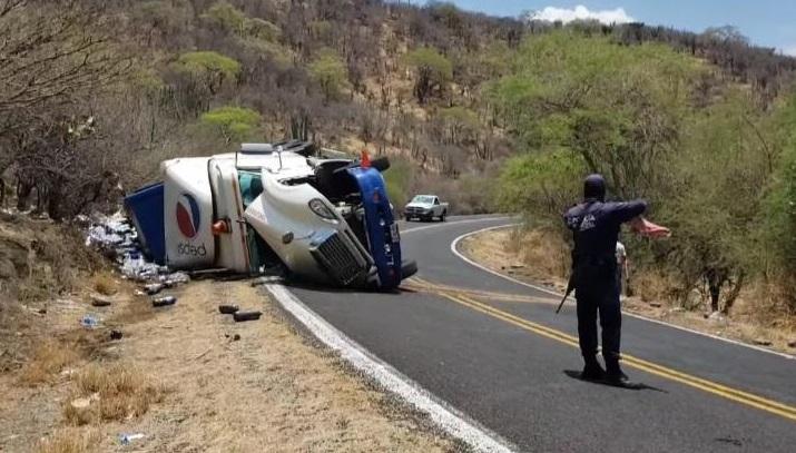 Vuelca tráiler en la federal a Acatlán