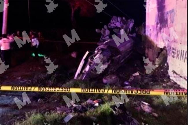 Pierden la vida dos personas en accidente automovilístico en Tlacotepec 