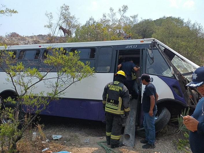 Una peregrina muerta y 16 heridos deja volcadura en El Aguacate