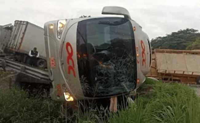 Accidente deja una persona muerta y 10 heridos