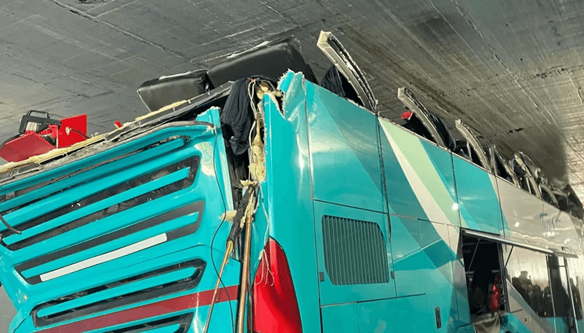 VIDEO Autobús se accidenta en bajopuente de Viaducto; hay al menos 16 heridos