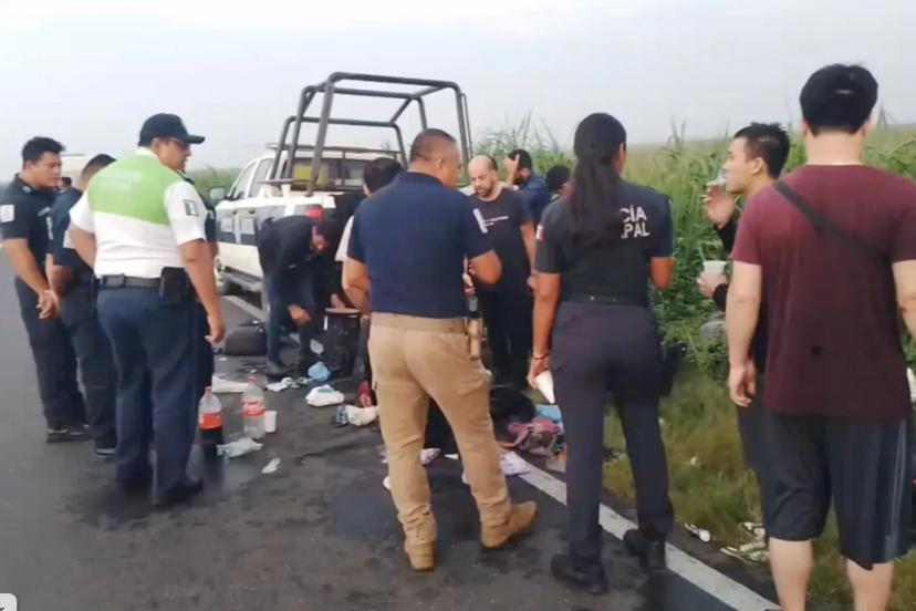 Camioneta vuelca con 25 migrantes en Veracruz