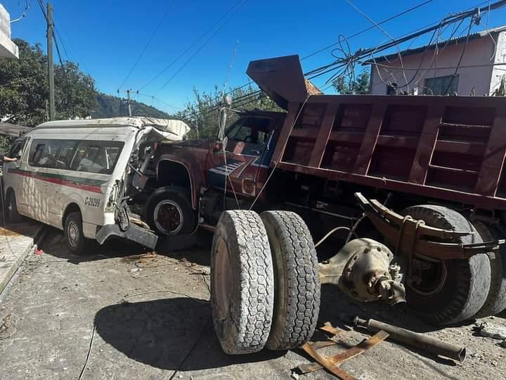 Camión de volteo se queda sin frenos y embiste una combi