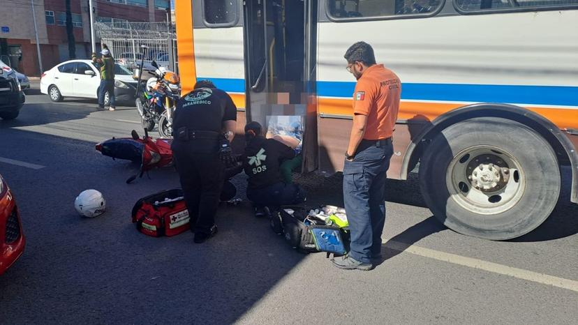 Choque de transporte público deja 10 heridos