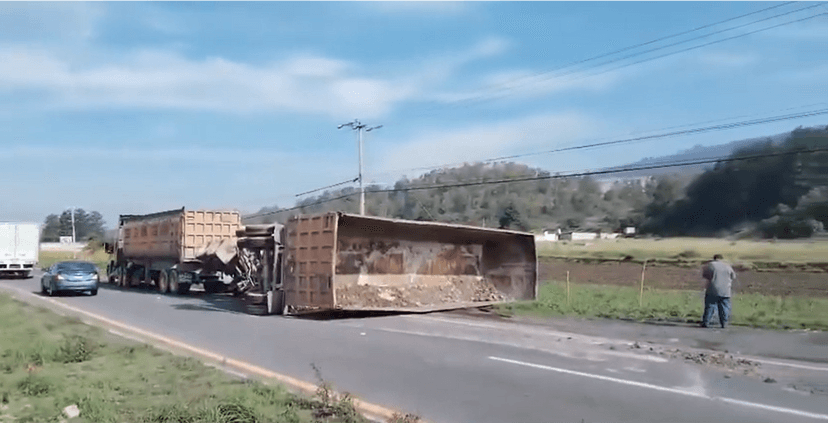 VIDEO Vuelca tracto camión en la autopista Tlaxcala-Texmelucan