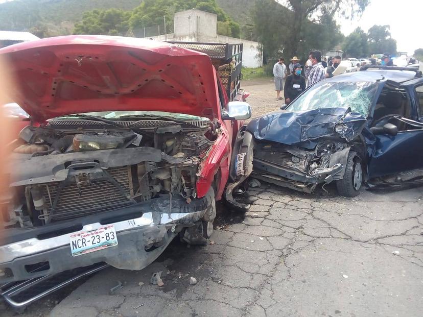 Un lesionado, saldo de choque entre auto compacto y camioneta en Palmar de Bravo