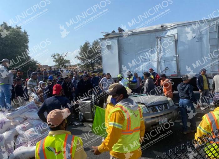 Camión aplasta una camioneta y muere abuelita en la México-Puebla