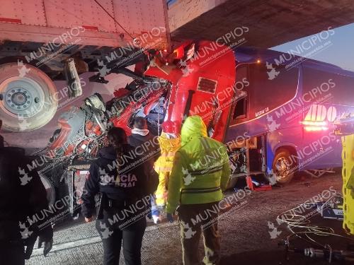 VIDEO Choque de ADO con tractocamiones dejó 15 lesionados en la Puebla-Orizaba 