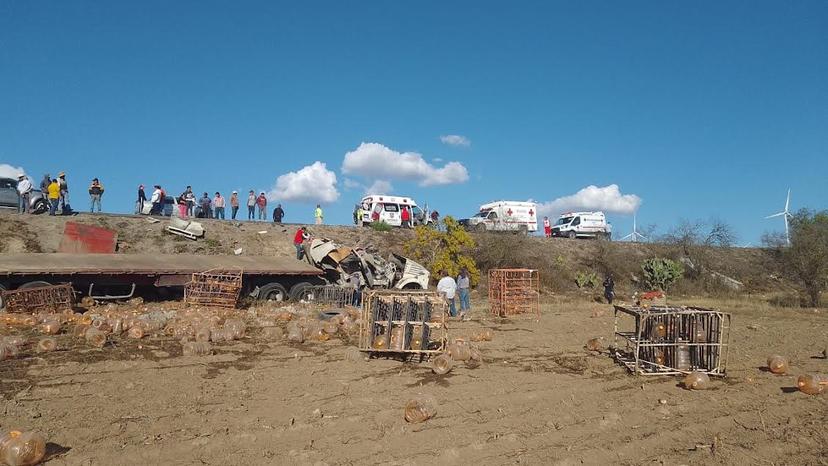 Volcadura de tractocamión deja 4 lesionados, hay dos niños graves